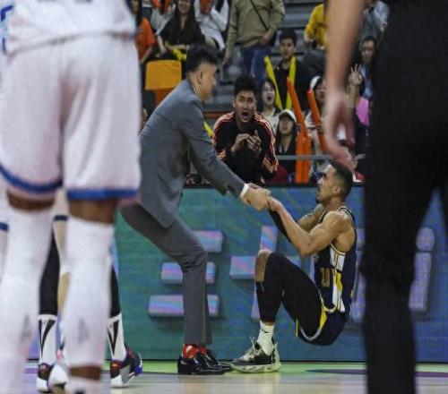 徐杰被背出场拍片！广东惨败31分，伤病满营