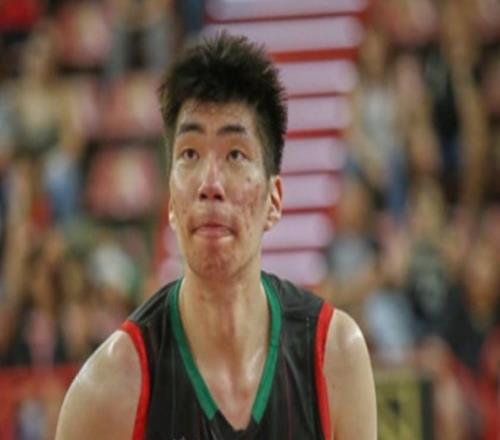 西乙是真黑！余嘉豪得分上双并进绝杀，裁判却判无效，但地位暴涨