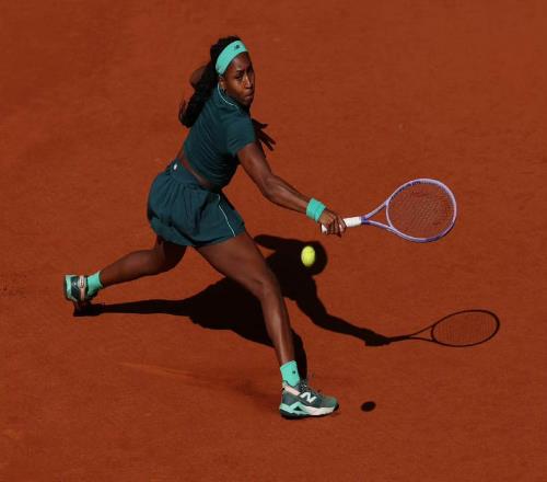 呕吐加医暂！高芙顶住身体不适艰难逆转，丝袜的预言真的成真了吗