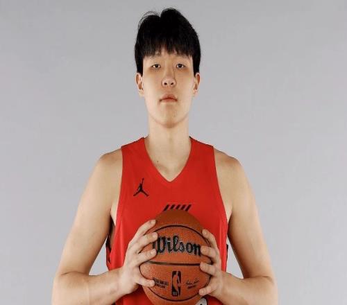 恭喜！杨瀚森NBA首次首发球衣被拍卖42356元商业价值不菲