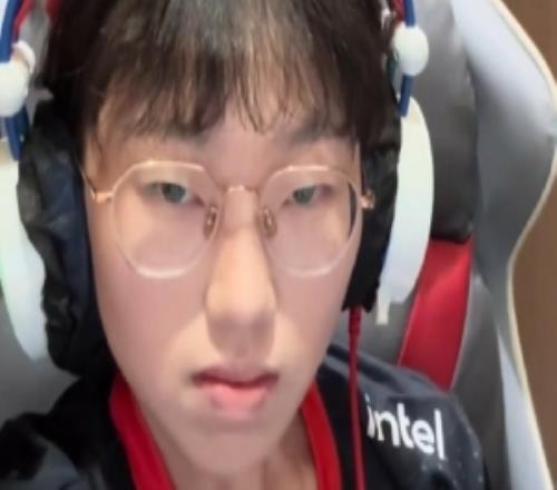 太抽象了抖音再出女版scout直播穿黑丝跳舞