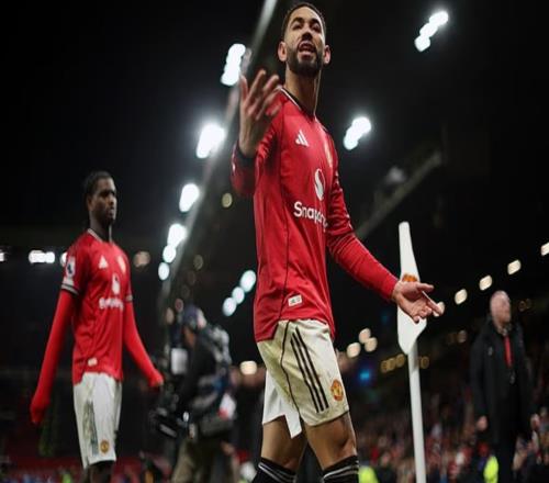 战平狼队后曼联球迷向球队表达不满，库尼亚向球迷烦躁地摊手