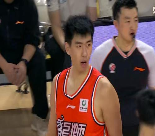 为何到广州队就爆发徐昕接受采访，直言杜锋战术用人有问题