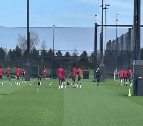 利物浦举行欧冠赛前公开训练，远藤航、基耶萨、加克波缺席