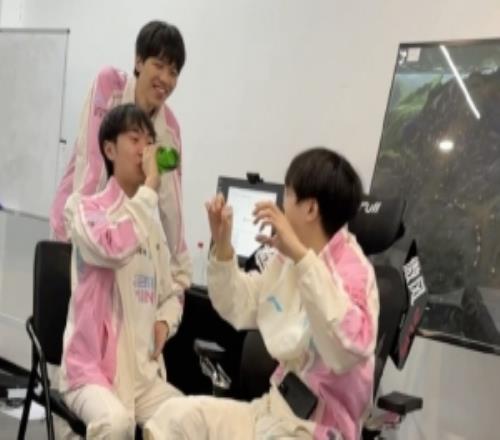 BLG分享训练室选手互动：野辅行为图鉴