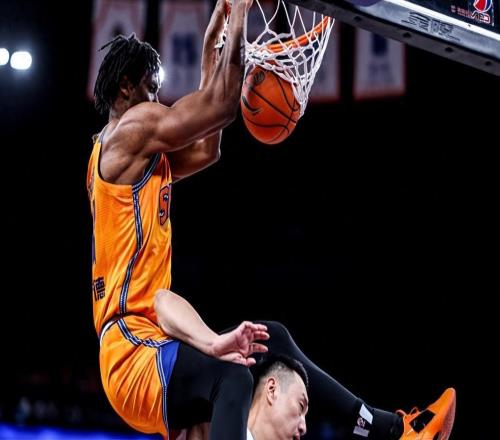 怀特塞德合同已转正！打爆广东北京内线，上海男篮争冠需要他