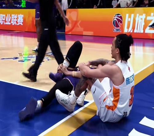 不打了！广东强力中锋伤情曝光，强行提前复出力保主教练帅位！
