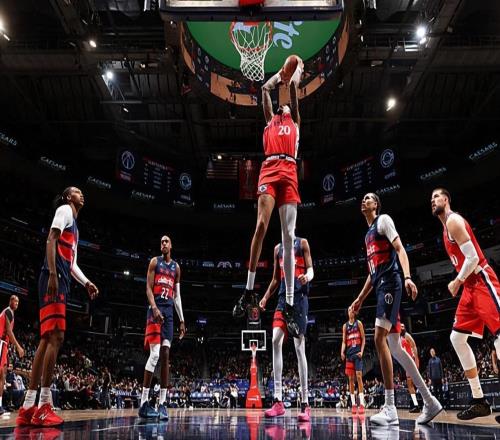 个人状态相当不错，可惜快船锋线大将还是得不到足够的出手机会