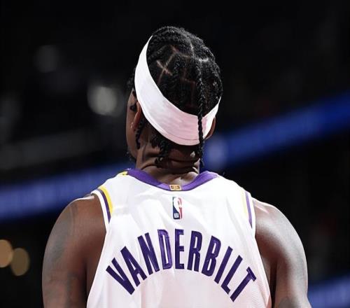 作用相当突出，湖人对于锋线大闸的使用还是应该更加坚决一些