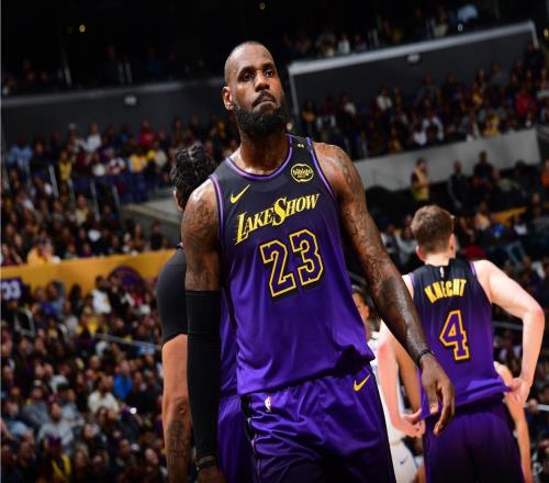 湖人抢人！报价碾压勇士76人，瞄准国王3D悍将，补齐短板