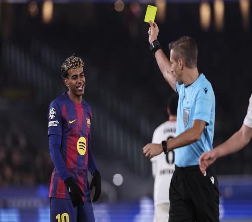 18岁亚马尔剪刀脚染黄！下轮欧冠停赛被换下黑脸：摇头+摊手抱怨