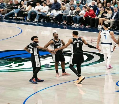 掀翻马刺，NBA爆出大冷门！布克28+13带飞全队，文班14中4失灵了