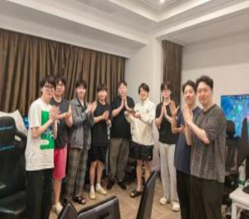 iG分享选手合照为Kezman监督庆祝生日：未发现Rookie身影