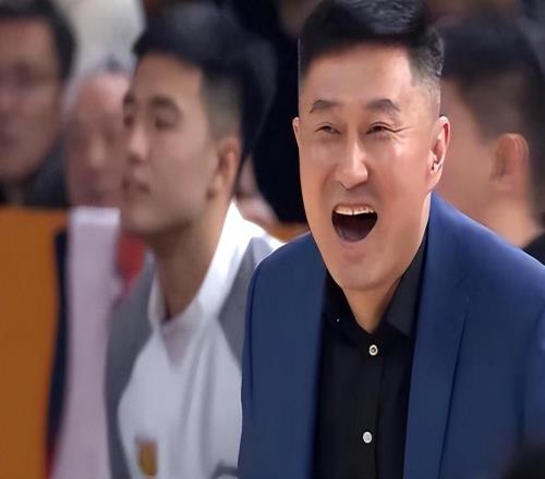 萨林杰抢走战术板，杜锋和外籍助教都乖乖听着，战术成功了，赢了