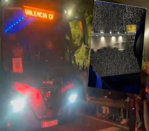 瓦伦西亚惨败后在机场被球迷围堵，球队大巴玻璃被砸破