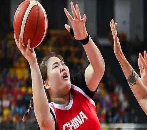 中国女篮世界杯资格赛12人名单，李月汝韩旭在列，强力内线落选