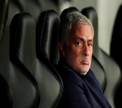 随着03惨败+穆里尼奥2连败，欧冠最新积分榜：本菲卡要做副班长