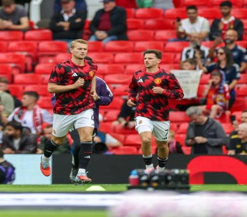 曼联官宣四人伤缺！芒特恢复训练或战纽卡，卡里克力挺续约马奎尔