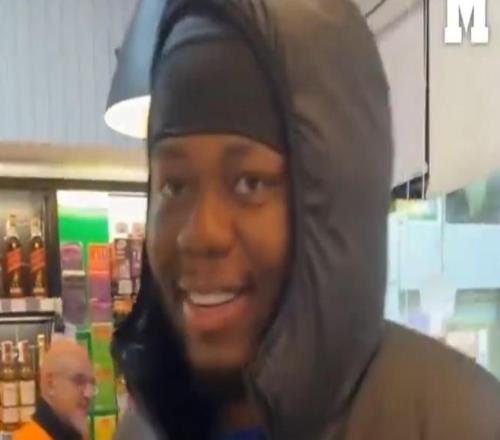 尼日利亚主播穿着马竞外套去买《马卡报》，被错认成了卢克曼