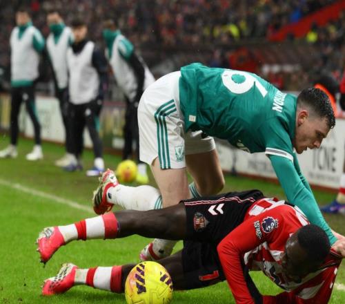 卫冕冠军险胜，英超争四格局大乱：曼联优势微弱，领先利物浦3分