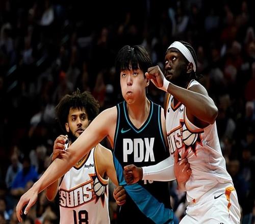 开拓者跟队记者：杨瀚森回归后进步明显，他能起到组织方面的作用