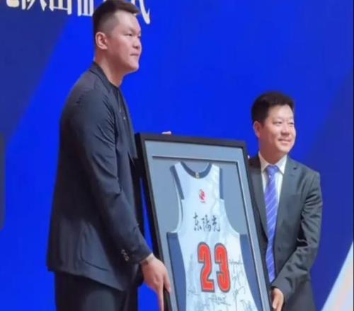 温馨一幕！广东队为已故球迷送上签名球衣朱芳雨留言回复