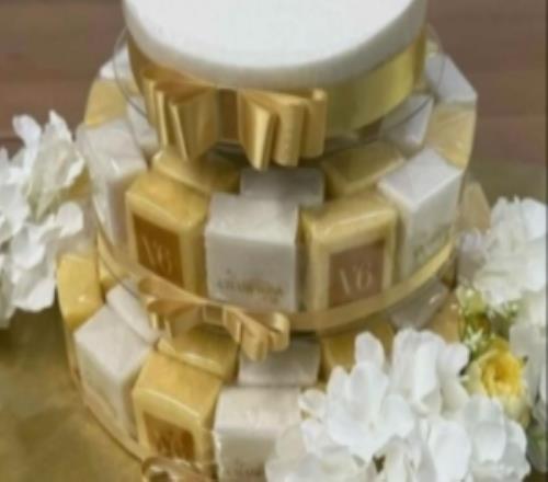 GEN分享T1夺冠纪念年糕：祝贺T1再次赢得全球总决赛冠军