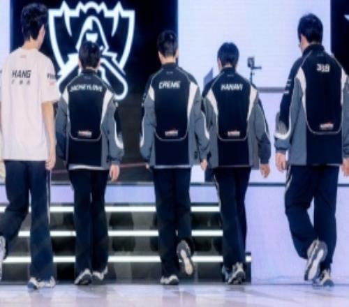 王多多：梦醒了前两局犹犹豫豫将自己逼到绝路可惜我们没有选择