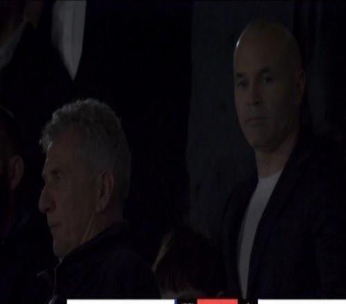 传奇名宿坐镇，伊涅斯塔现场观看巴萨对阵奥萨苏纳