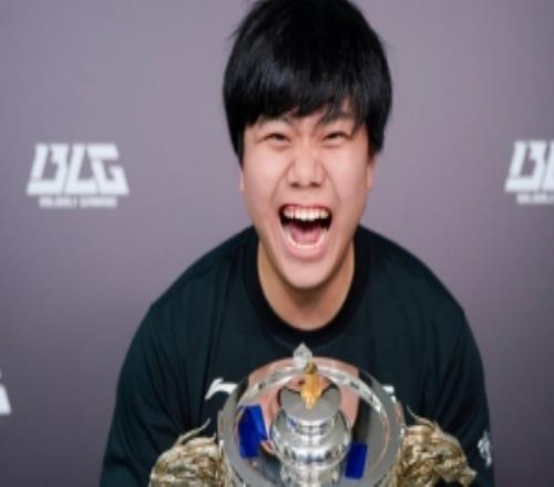 第一日微博！shad0w更新动态：电竞圈除了我还有其他羽毛球高手吗