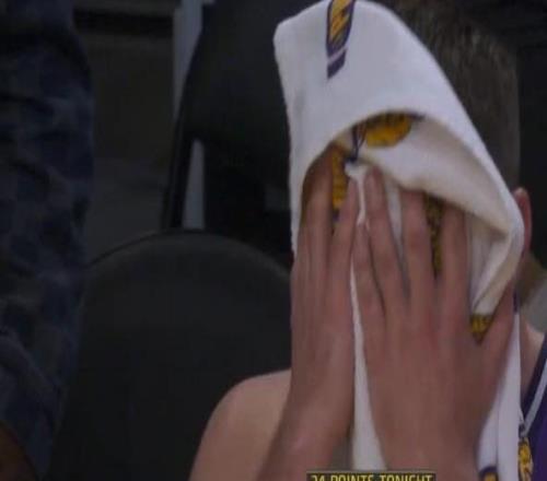 糟糕的一天，东契奇最后时刻送三分犯规，生涯第三次犯满离场