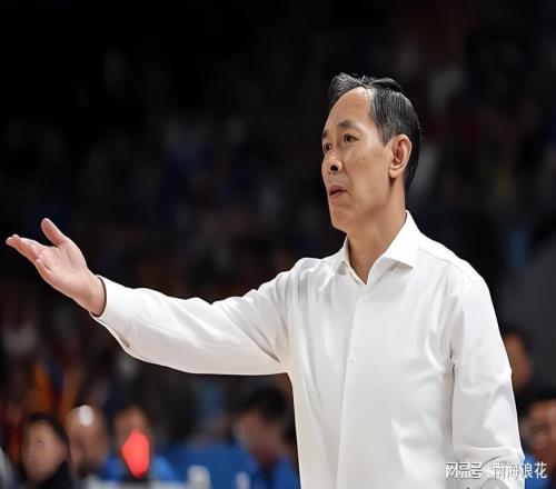 唉！国家队2.16米中锋，连续两场遭小外隔扣+冲突，球迷：太窝囊