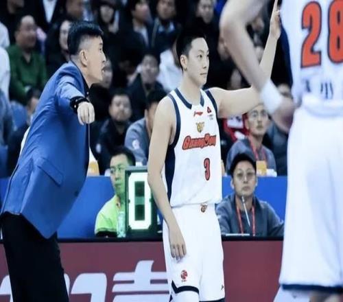 怎么回事广东后场核心被质疑巅峰已过球迷扎心调侃是对手卧底