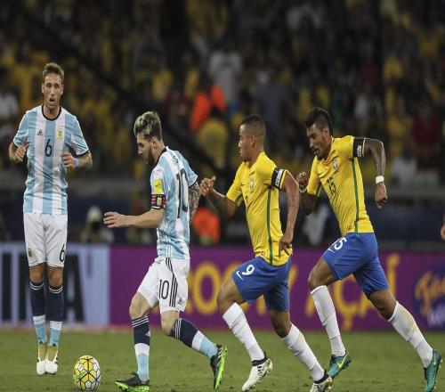 保利尼奥：梅西在国家队比赛问我去不去巴萨，我以为是开玩笑