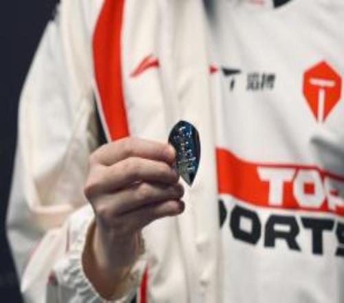 横扫BLG赛后TES打野Tian更新社媒：“打职业真开心，哈哈”