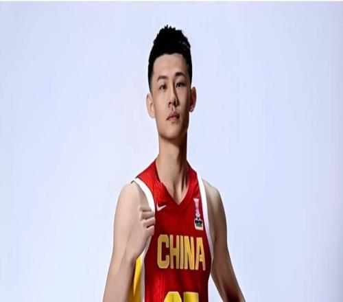 最差的男篮国手首发打了21分钟，得0分0板球迷：连替补都不如