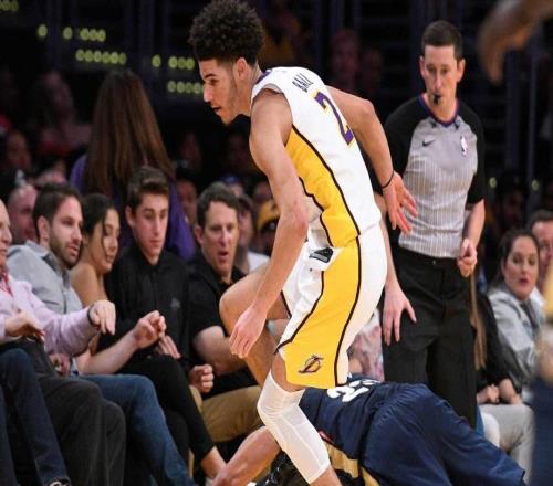 朗佐鲍尔声称湖人队在赢得总冠军之前，就不应交易得到戴维斯