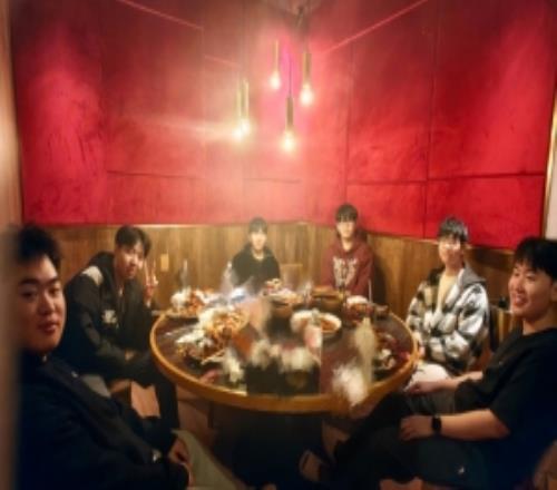 IG发布选手聚餐合照：晚上训练结束后生日大家一起出去吃个饭