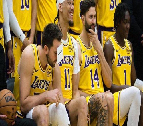 湖人拍摄全家福！东契奇搞怪把名字贴额头詹姆斯布朗尼笑容满面