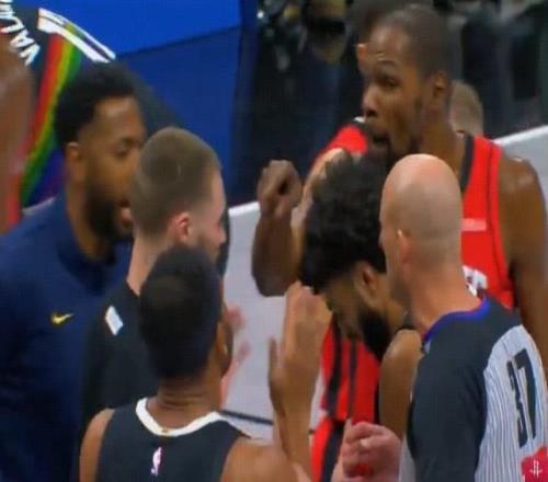 杜兰特与前队友布鲁斯布朗互喷，后者赛后：杜兰特越界了