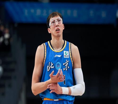 首钢将帅失和！周琦与许利民闹矛盾，3年后还能拿得顶薪合同吗