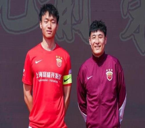 中超金靴武磊现身富盛足球场，他是这段双向奔赴足球情缘的见证者和亲历者