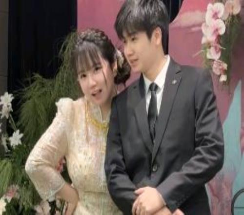 前OMG打野选手World6社媒晒出订婚照片：很有夫妻相
