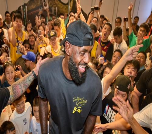 排面拉满！詹姆斯登上《人民日报》：篮球是连接彼此的桥梁