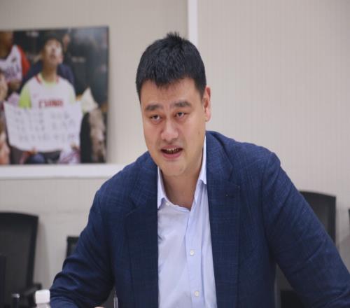 不当主席后忙啥?姚明微微一笑吃饭、睡觉、打魔兽