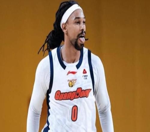 CBA最荒唐一幕！广东惨败夜萨林杰却笑了：场边玩手机直接摆烂了