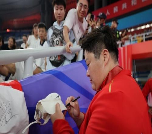 霸气连冠，耐心宠粉！巩立姣是这一晚广东奥体最亮的星