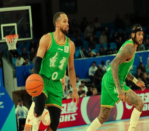 杰隆布朗CBA首秀8+1！莫兰德4+5+2，威尔斯10+2+3，辽篮领先18分