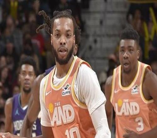 加兰27+10三球23+9骑士战胜黄蜂结束三连败