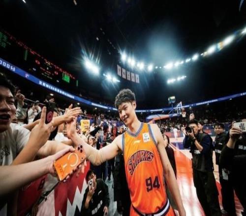 王哲林：想试试能不能拿最佳第六人，把CBA所有奖项都拿齐